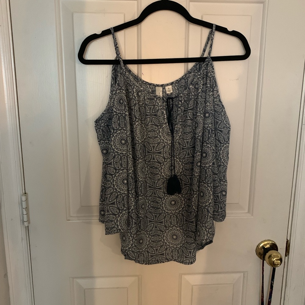 Blue and white cold shoulder shirt💖